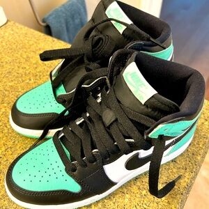 New without box Jordan 1 mids women’s 6/youth 4.5